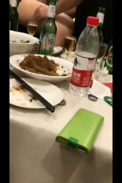 【网曝门事件】潍坊包间事件 19岁潍坊女包间擦枪走火 翘美臀后入直接操 3男1女思维猪脚尽心尽力 高清720P版 截图14