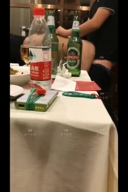 【网曝门事件】潍坊包间事件 19岁潍坊女包间擦枪走火 翘美臀后入直接操 3男1女思维猪脚尽心尽力 高清720P版 截图15