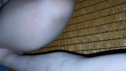骚货老婆巨无霸自慰，老公的小鸡巴已满足不了需求，老公手拿假屌帮忙插！ 截图3