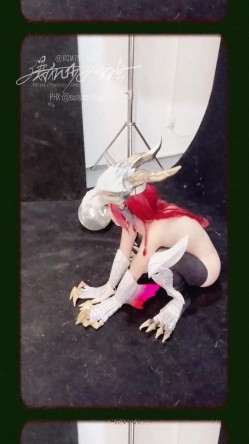 【超美高端罕见露脸露点】极品Cos爆机少女【喵小吉】动漫改新作《怪物猎人:曙光》极致粉穴美乳 截图2