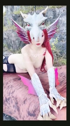 【超美高端罕见露脸露点】极品Cos爆机少女【喵小吉】动漫改新作《怪物猎人:曙光》极致粉穴美乳 截图9