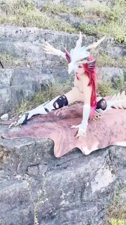 【超美高端罕见露脸露点】极品Cos爆机少女【喵小吉】动漫改新作《怪物猎人:曙光》极致粉穴美乳 截图16