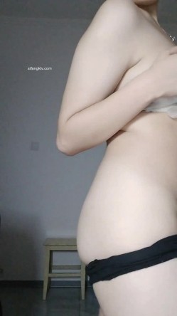 女神极品首秀！【榨汁姬】，这么漂亮的女神终于下海了，纯天然脸蛋，没想到小穴也美，一线天又肥又粉，硬了 截图4