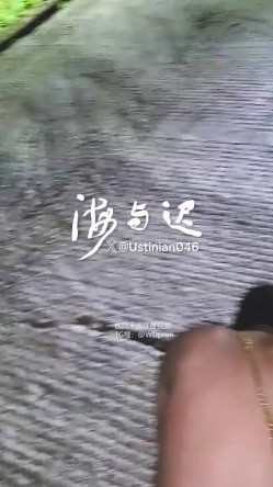 顶级调教大神，回归携多位少妇母狗调教，刺激花式玩法「海与迟」165车模冷白皮黑丝母狗车展当晚拿下，抽逼奴性M配合度非常高 截图12