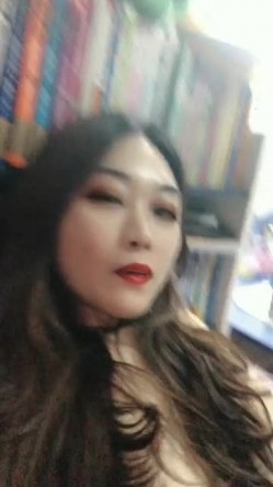 广东小工厂老板娘，私下是一个小淫妇，身后是万卷家书，自慰起来却很风韵，脸上那个享受的表情真爽呀！ 截图2