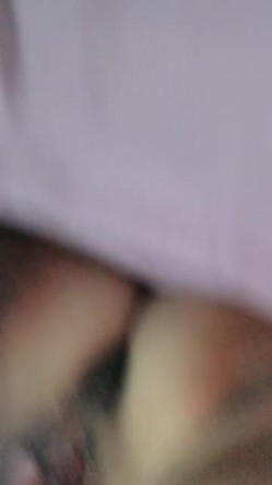 广东小工厂老板娘，私下是一个小淫妇，身后是万卷家书，自慰起来却很风韵，脸上那个享受的表情真爽呀！ 截图4