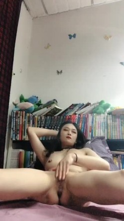 广东小工厂老板娘，私下是一个小淫妇，身后是万卷家书，自慰起来却很风韵，脸上那个享受的表情真爽呀！ 截图7