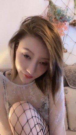 极品短发美女与情人约炮大合集！【美少妇】，小嫂子前凸后翘，风情万种，与情人私会搞破鞋 截图3