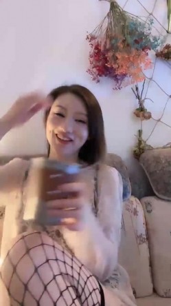 极品短发美女与情人约炮大合集！【美少妇】，小嫂子前凸后翘，风情万种，与情人私会搞破鞋 截图6