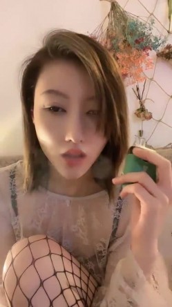 极品短发美女与情人约炮大合集！【美少妇】，小嫂子前凸后翘，风情万种，与情人私会搞破鞋 截图7