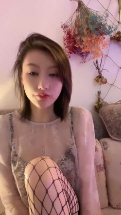 极品短发美女与情人约炮大合集！【美少妇】，小嫂子前凸后翘，风情万种，与情人私会搞破鞋 截图9