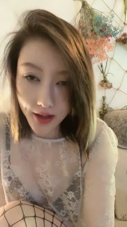 极品短发美女与情人约炮大合集！【美少妇】，小嫂子前凸后翘，风情万种，与情人私会搞破鞋 截图13