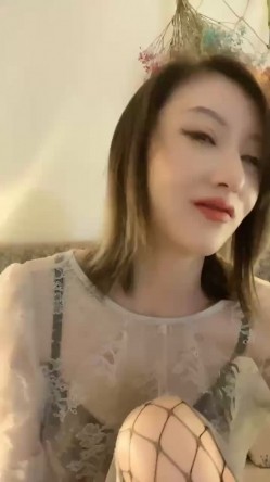 极品短发美女与情人约炮大合集！【美少妇】，小嫂子前凸后翘，风情万种，与情人私会搞破鞋 截图16
