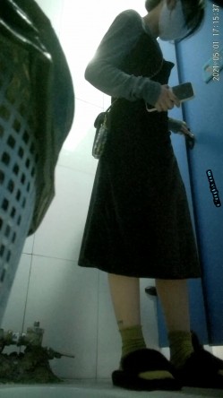 拍多位年轻小姐姐大小便，美女诱惑蜜桃臀，旗袍老阿姨无毛一线天简直太顶了 截图2