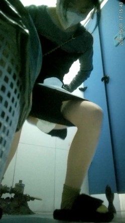 拍多位年轻小姐姐大小便，美女诱惑蜜桃臀，旗袍老阿姨无毛一线天简直太顶了 截图5