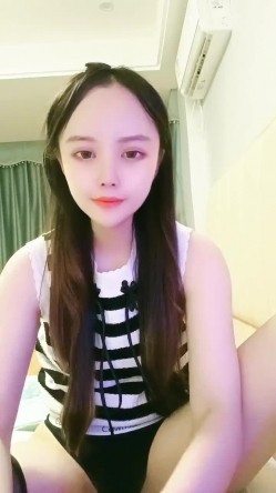新下海~气质高挑长发妹子【今夜不离港】裤衩内塞个跳蛋震动淫穴，看表情好舒服的样子哈！！ 截图1