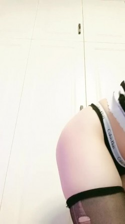 新下海~气质高挑长发妹子【今夜不离港】裤衩内塞个跳蛋震动淫穴，看表情好舒服的样子哈！！ 截图7