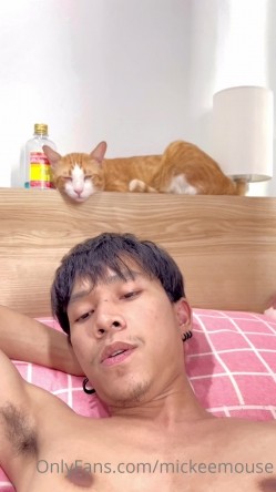 OF顶级绿帽癖情侣【mickeemouse】各种道具紫薇露脸性爱自拍，看点十足 截图2