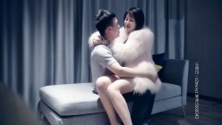 七天探花_深夜御姐范短发妹，脱掉上衣露出大奶埋头口交，超近视角激情无限 截图3