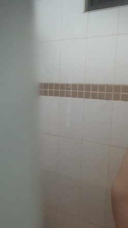 偷拍表妹洗澡,顺便翻出刚换下来的原味内裤胸罩,还用表妹奶罩套鸡巴打飞机 截图3