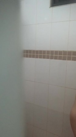 偷拍表妹洗澡,顺便翻出刚换下来的原味内裤胸罩,还用表妹奶罩套鸡巴打飞机 截图4