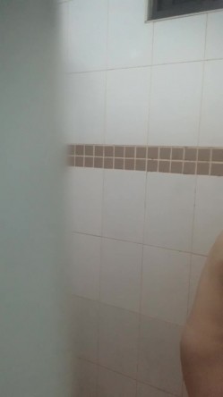 偷拍表妹洗澡,顺便翻出刚换下来的原味内裤胸罩,还用表妹奶罩套鸡巴打飞机 截图5