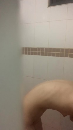 偷拍表妹洗澡,顺便翻出刚换下来的原味内裤胸罩,还用表妹奶罩套鸡巴打飞机 截图6