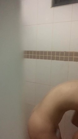 偷拍表妹洗澡,顺便翻出刚换下来的原味内裤胸罩,还用表妹奶罩套鸡巴打飞机 截图7