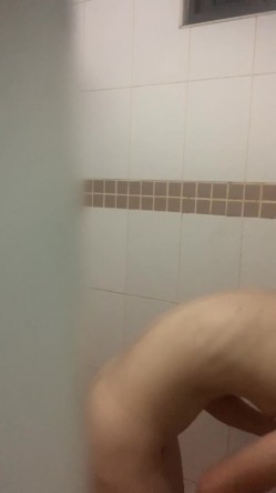 偷拍表妹洗澡,顺便翻出刚换下来的原味内裤胸罩,还用表妹奶罩套鸡巴打飞机 截图8