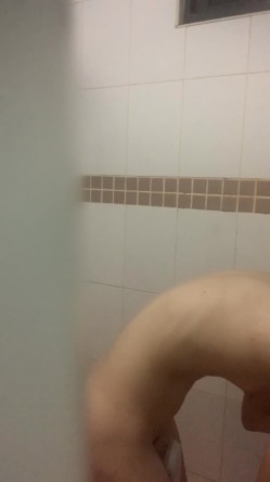 偷拍表妹洗澡,顺便翻出刚换下来的原味内裤胸罩,还用表妹奶罩套鸡巴打飞机 截图9
