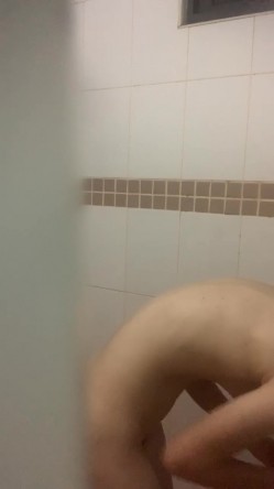 偷拍表妹洗澡,顺便翻出刚换下来的原味内裤胸罩,还用表妹奶罩套鸡巴打飞机 截图10