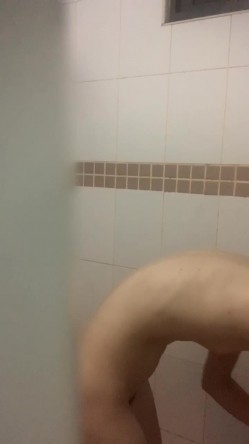 偷拍表妹洗澡,顺便翻出刚换下来的原味内裤胸罩,还用表妹奶罩套鸡巴打飞机 截图11