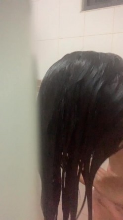 偷拍表妹洗澡,顺便翻出刚换下来的原味内裤胸罩,还用表妹奶罩套鸡巴打飞机 截图12