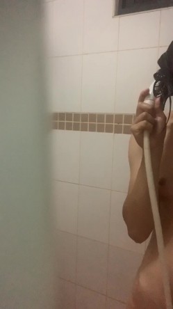 偷拍表妹洗澡,顺便翻出刚换下来的原味内裤胸罩,还用表妹奶罩套鸡巴打飞机 截图13