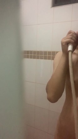 偷拍表妹洗澡,顺便翻出刚换下来的原味内裤胸罩,还用表妹奶罩套鸡巴打飞机 截图14