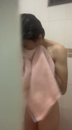 偷拍表妹洗澡,顺便翻出刚换下来的原味内裤胸罩,还用表妹奶罩套鸡巴打飞机 截图15