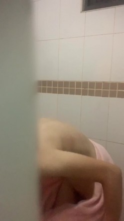偷拍表妹洗澡,顺便翻出刚换下来的原味内裤胸罩,还用表妹奶罩套鸡巴打飞机 截图16