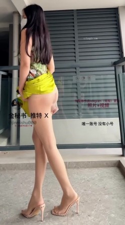 喷水怪，推特极品烧婊子【金秘书】最新福利，逆天大长腿，私处夹电动道具外出，高潮乱喷水 截图3