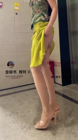 喷水怪，推特极品烧婊子【金秘书】最新福利，逆天大长腿，私处夹电动道具外出，高潮乱喷水 截图4