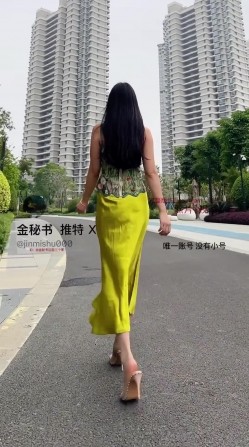 喷水怪，推特极品烧婊子【金秘书】最新福利，逆天大长腿，私处夹电动道具外出，高潮乱喷水 截图16