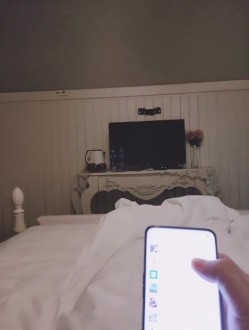 旅游和姐夫偷情 做爱差点让姐姐发现。老公：媳妇，我有点睡不着想出去走一圈，你跟我一起去好嘛。对白淫荡！ 截图1