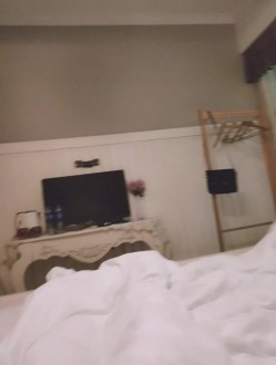 旅游和姐夫偷情 做爱差点让姐姐发现。老公：媳妇，我有点睡不着想出去走一圈，你跟我一起去好嘛。对白淫荡！ 截图3