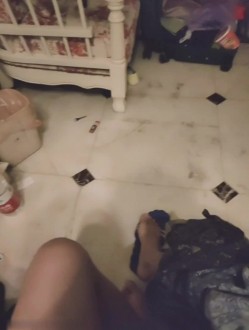 旅游和姐夫偷情 做爱差点让姐姐发现。老公：媳妇，我有点睡不着想出去走一圈，你跟我一起去好嘛。对白淫荡！ 截图4