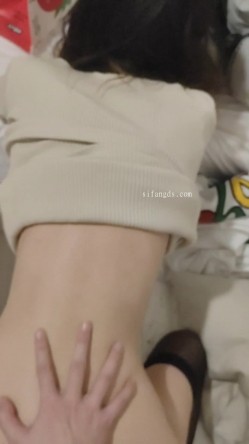 【S级别泄密】，诺崽与男友高清原档泄密（后续），楼梯口啪啪，听到邻居说话声，好刺激的一炮 截图1