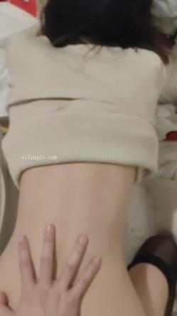 【S级别泄密】，诺崽与男友高清原档泄密（后续），楼梯口啪啪，听到邻居说话声，好刺激的一炮 截图3