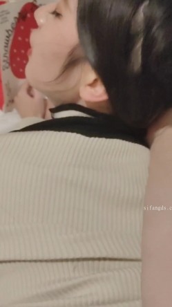 【S级别泄密】，诺崽与男友高清原档泄密（后续），楼梯口啪啪，听到邻居说话声，好刺激的一炮 截图4