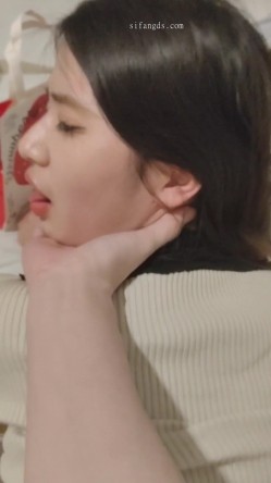 【S级别泄密】，诺崽与男友高清原档泄密（后续），楼梯口啪啪，听到邻居说话声，好刺激的一炮 截图5