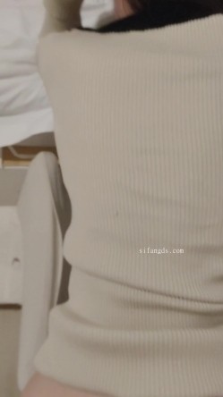 【S级别泄密】，诺崽与男友高清原档泄密（后续），楼梯口啪啪，听到邻居说话声，好刺激的一炮 截图8