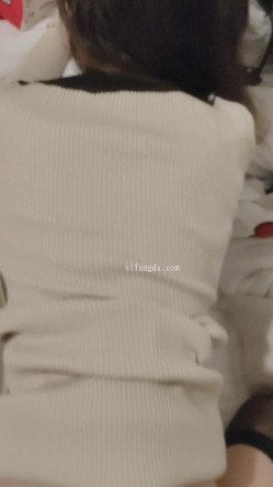 【S级别泄密】，诺崽与男友高清原档泄密（后续），楼梯口啪啪，听到邻居说话声，好刺激的一炮 截图10