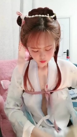 22岁哺乳期的颜值小少妇，露脸情趣装诱惑很有艺术感，揉奶抠逼浪荡呻吟，拿个杯子挤奶水喝，骚穴特写水又多 截图1